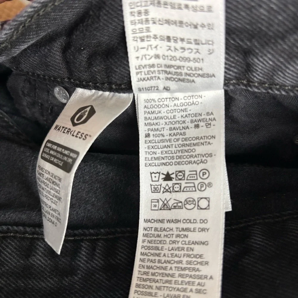 Levi's Straight Leg Jeans in Washed Black